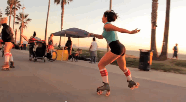 Gif chica patinando