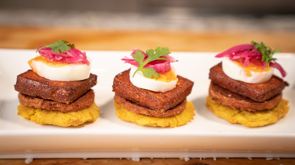 patacón con los tres golpes dominicanos