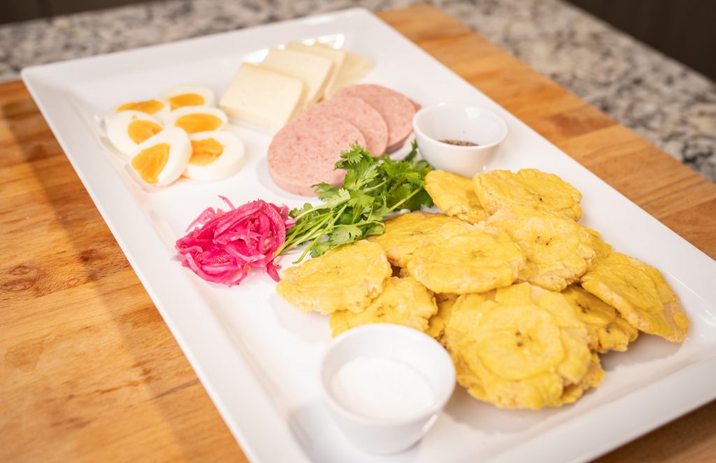 Ingredientes patacón con fritos de plátano dominicano