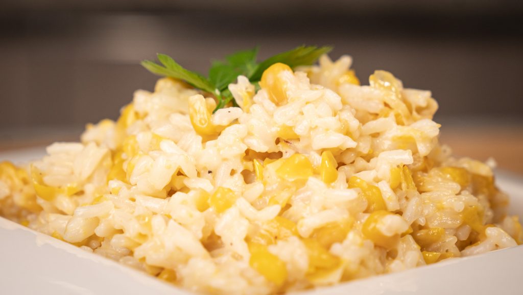 arroz cremosos en la cocina revestida