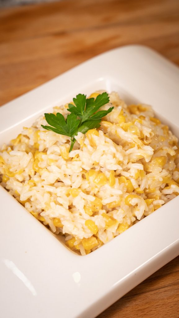 arroz cremosos en la cocina revestida