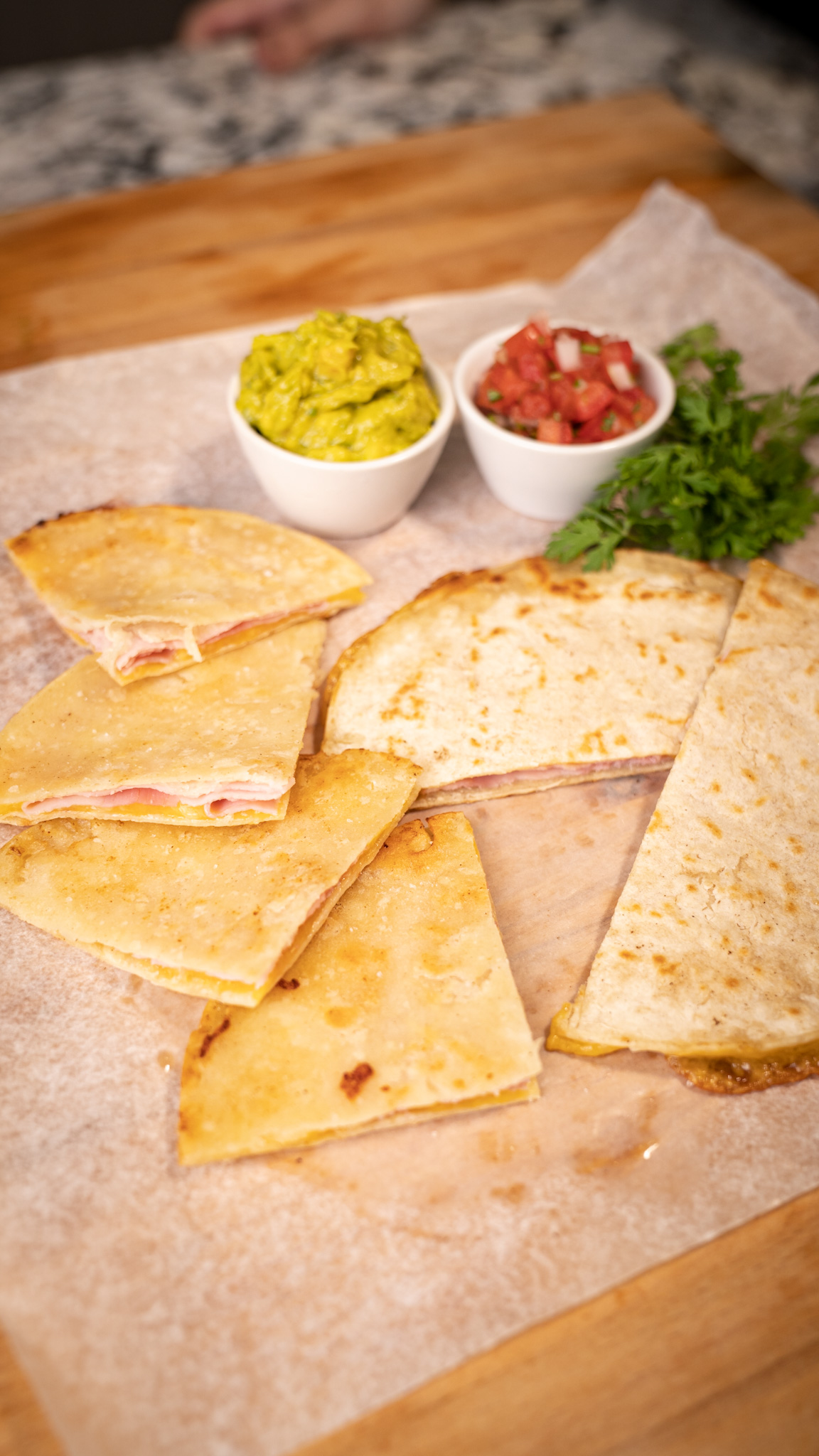 Quesadillas doradas de jamón y queso Revestida