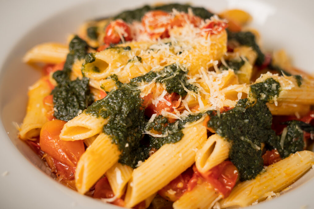 gastronomía sostenible, pasta en pomodoro y pesto