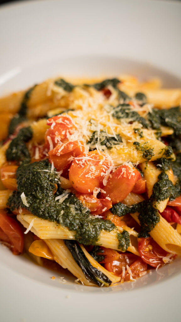 gastronomía sostenible, pasta en pomodoro y pesto