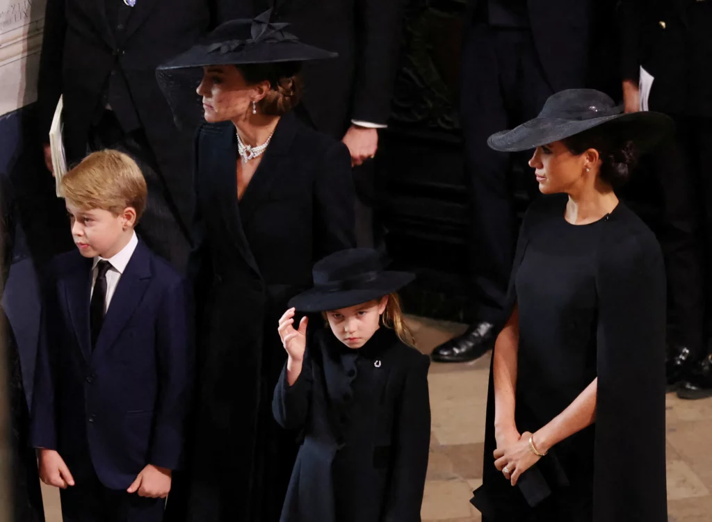 Kate y Meghan en el funeral de la reina Isabel II, junto al principe Jorge y la princesa Carlota.
